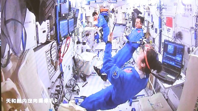 Na čínské vesmírné stanici je rušno. Nacvičovali evakuaci a vystoupili do otevřeného kosmu